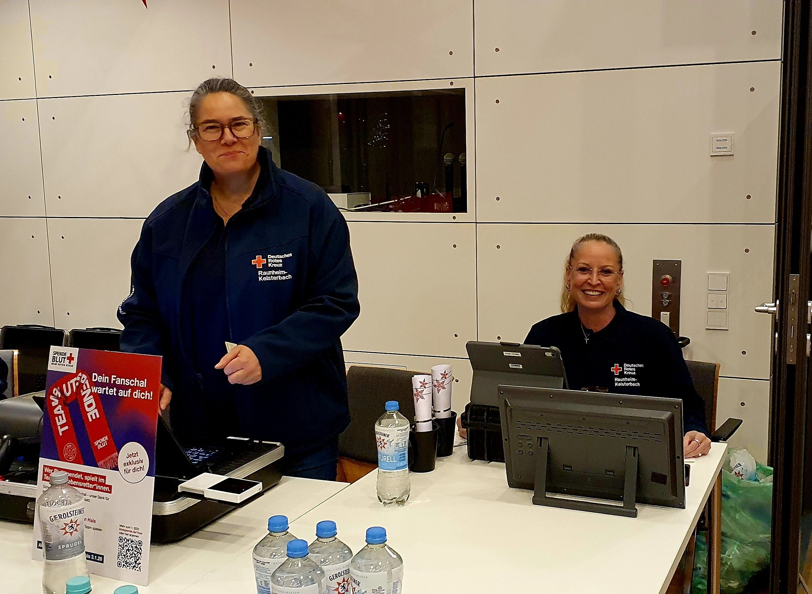 Foto: Zwei DRK Helferinnen an der Anmeldung