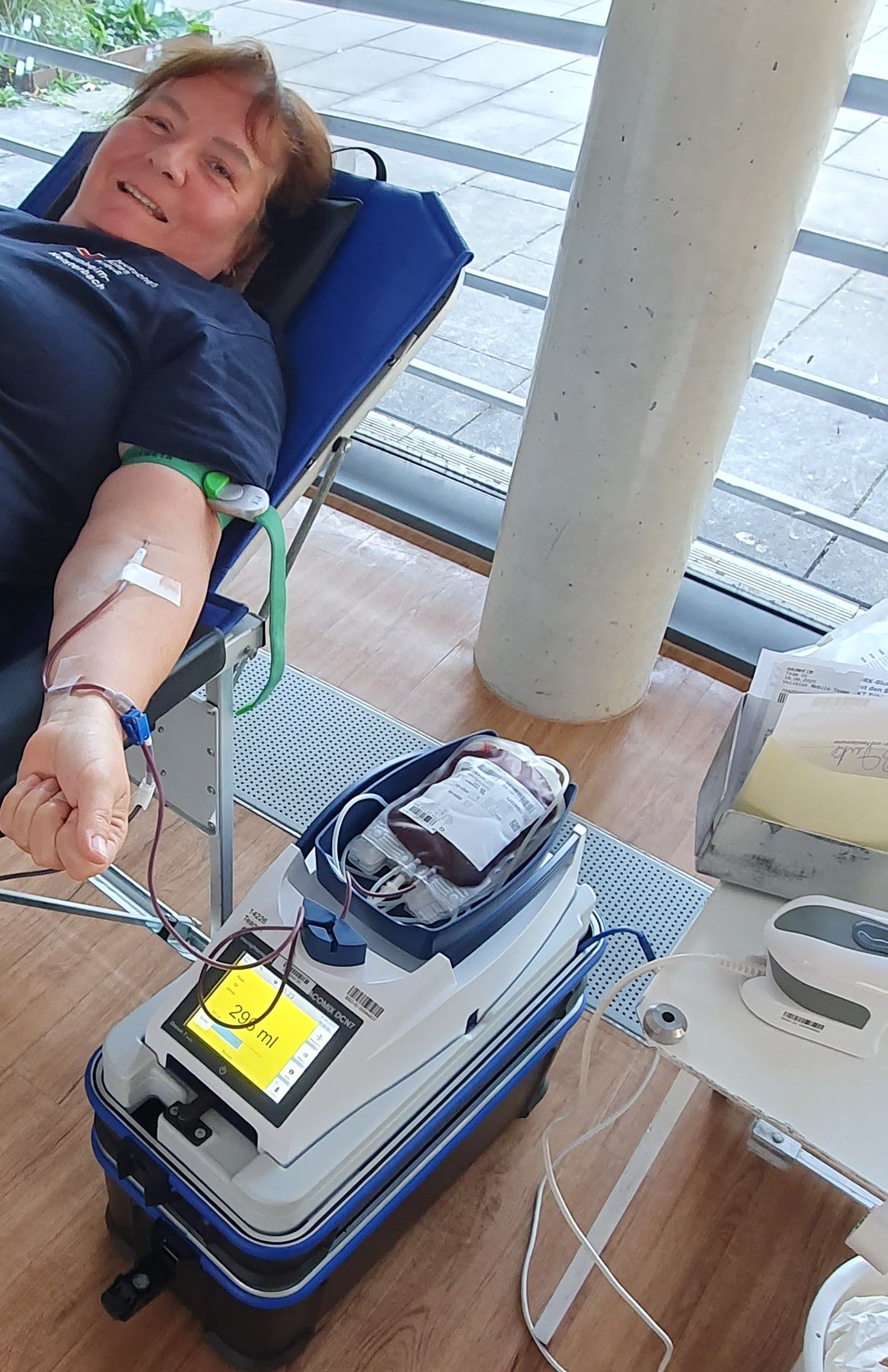 Foto: Eine Blutspenderin des DRK liegt bei der Blutentnahme auf einer Liege.